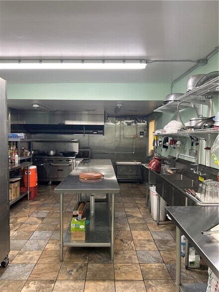 More Photos Of 416 Putnam St, Eau Claire Supermarket For Sale