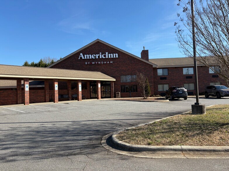 More Photos Of 428 E College Ave, Shelby Hotel For Sale