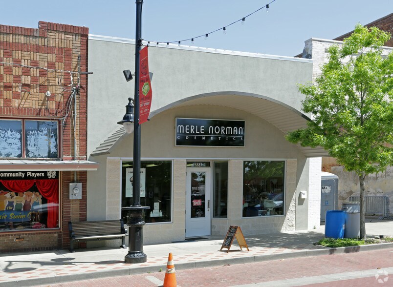 More Photos Of 223 Main St, Sulphur Springs Storefront For Lease