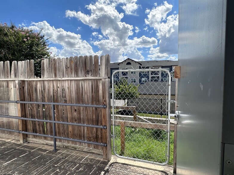 More Photos Of 8142 Shin Oak Dr, San Antonio Unknown For Lease