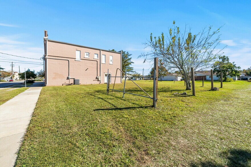 More Photos Of 900 Florida Ave, Lynn Haven Office For Sale