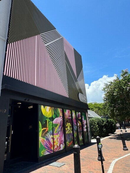 More Photos Of 912 N Franklin St, Tampa Freestanding For Lease