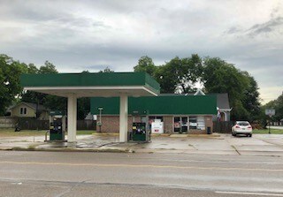 Primary Photo Of 402 W Jackson St, El Campo Service Station For Sale