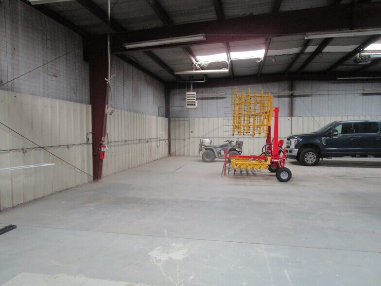 More Photos Of 2105 N Vfw Rd, Garden City Industrial For Lease