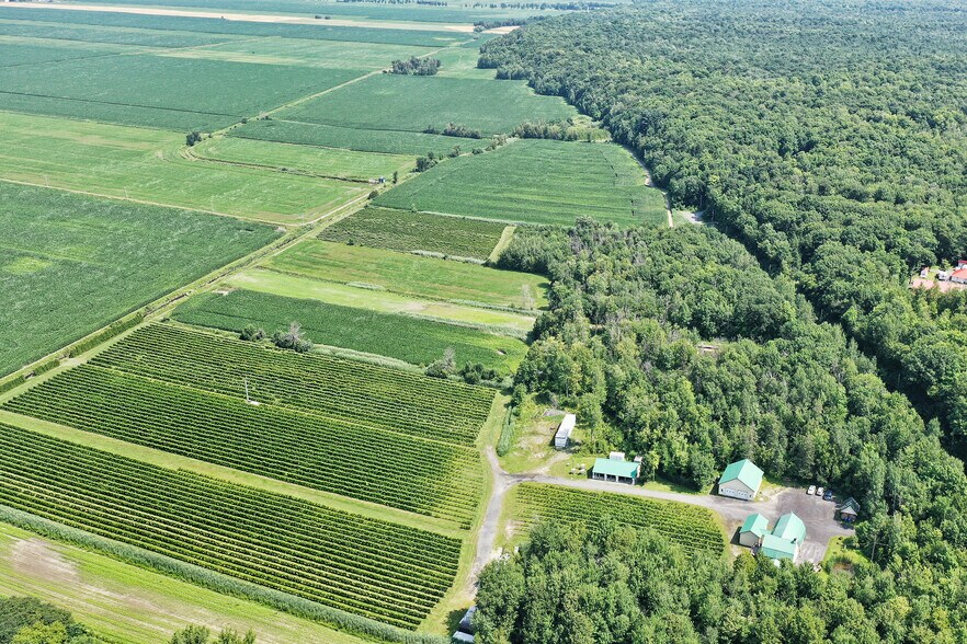 More Photos Of 4310 Chem. du Cordon, Varennes Winery Vineyard For Sale