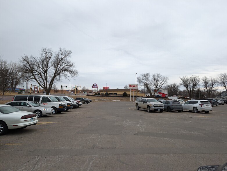 More Photos Of 2025 S Broadway St, New Ulm Freestanding For Lease
