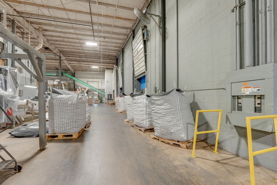 More Photos Of 400 Great Lakes Pky, Bellevue Warehouse For Sale