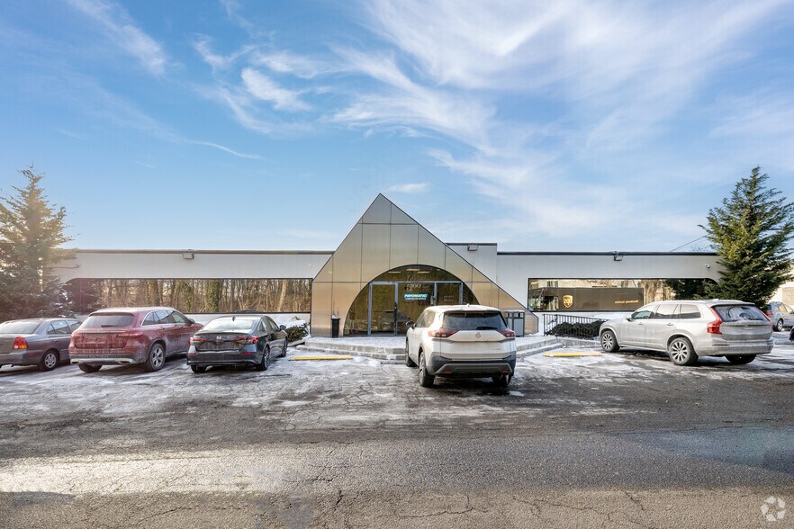 More Photos Of 160 Oak Dr, Syosset Flex For Lease