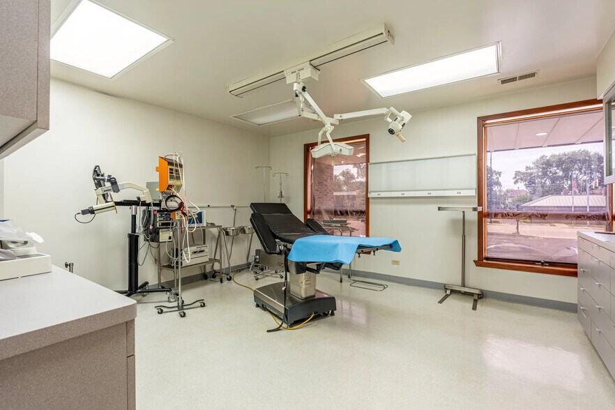 More Photos Of 401 N York St, Elmhurst Medical For Sale