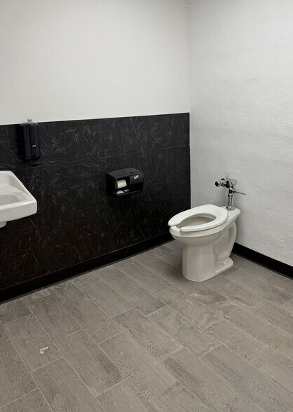 More Photos Of 41 Elm St, Stoneham Warehouse For Lease