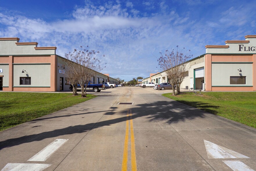 More Photos Of 813 Flightline Blvd, Deland Unknown For Lease