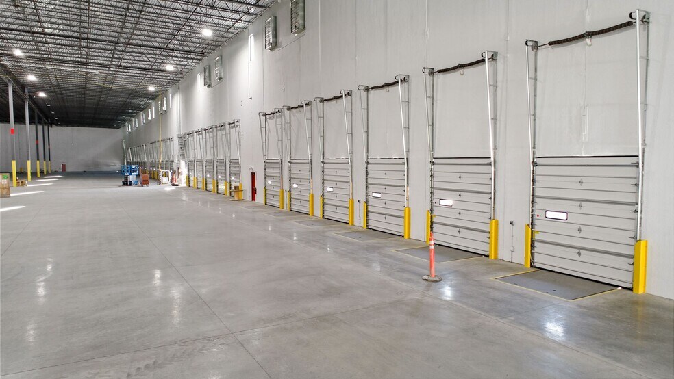 More Photos Of 5-61 Bay Ave, Elizabeth Distribution For Lease