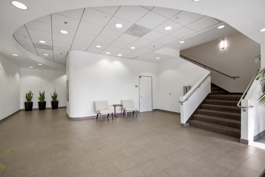 More Photos Of 5601 Lindero Canyon Rd, Westlake Village Office For Lease