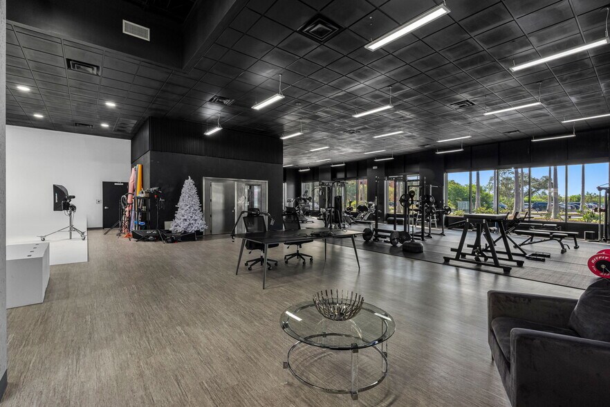 More Photos Of 18401 US Highway 19 N, Clearwater Office For Sale