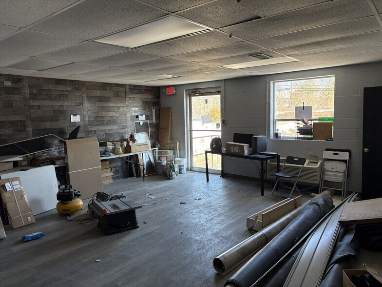 More Photos Of 1000 E Industrial Park Dr, Manchester Service For Lease