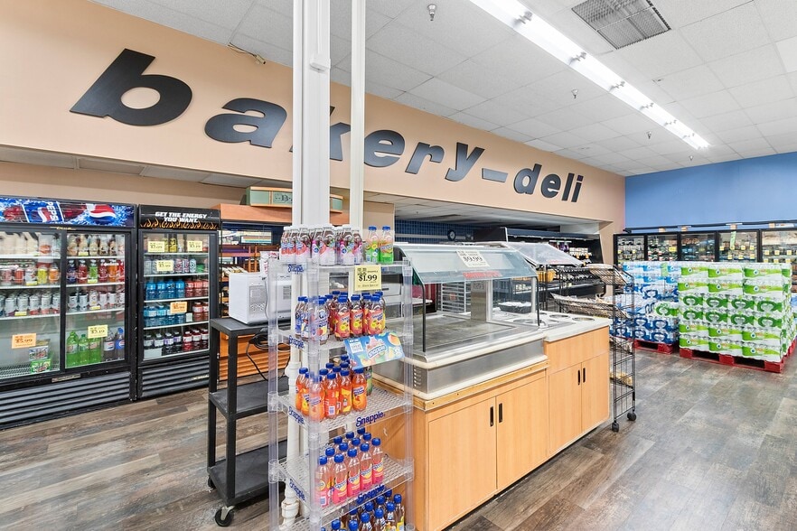 More Photos Of 2330 Menasha Ave, Manitowoc Supermarket For Sale