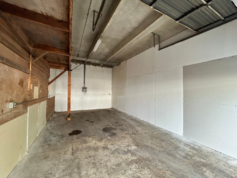 More Photos Of 5741 Dawson St, Hollywood Warehouse For Lease