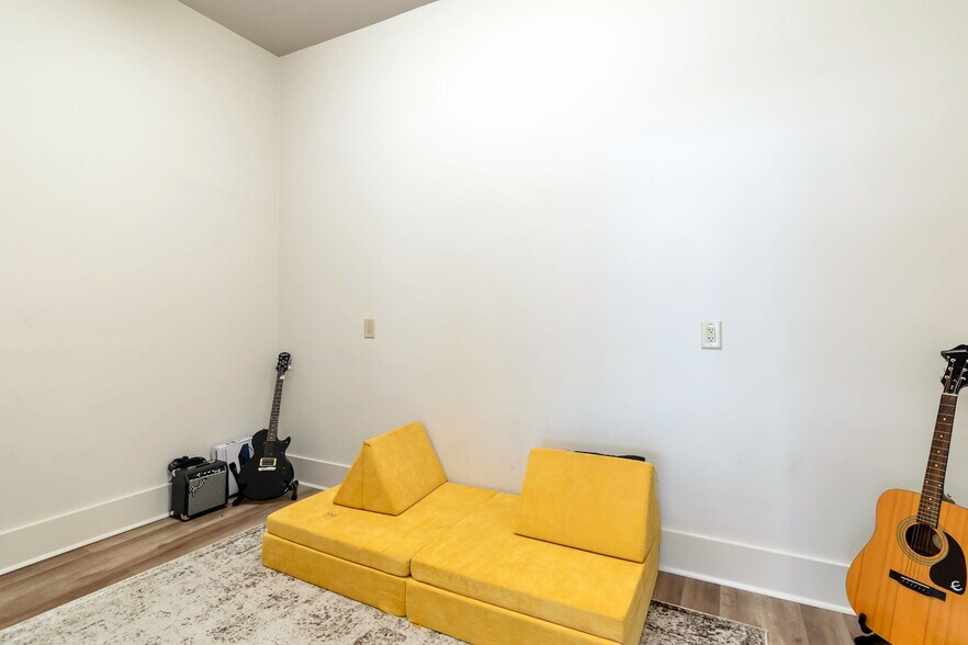 More Photos Of 179 E Moreno St, Buford General Retail For Sale