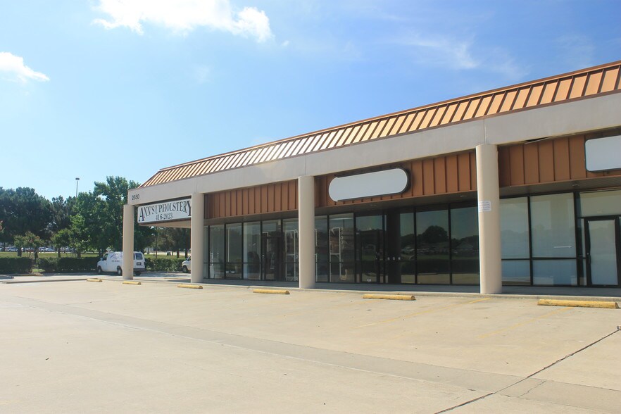 More Photos Of 2550 E Trinity Mills Rd, Carrollton Showroom For Lease