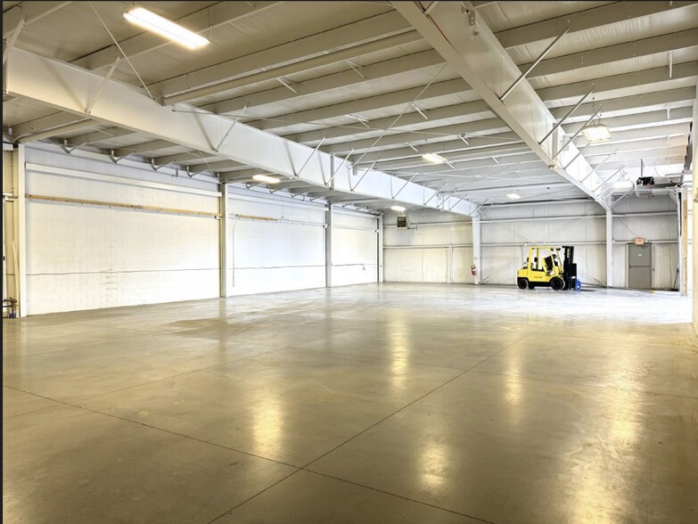 More Photos Of 15470 Endeavor Dr, Noblesville Warehouse For Lease