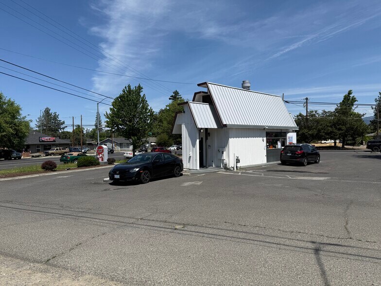 More Photos Of 1605 W Main St, Medford Fast Food For Sale