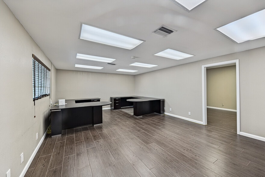 More Photos Of 900-950 NE 40th Ct, Oakland Park Warehouse For Lease