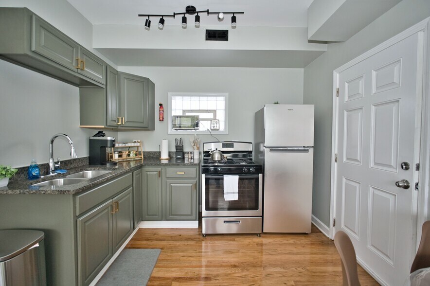More Photos Of 3034-3040 W Montrose Ave, Chicago Apartments For Sale