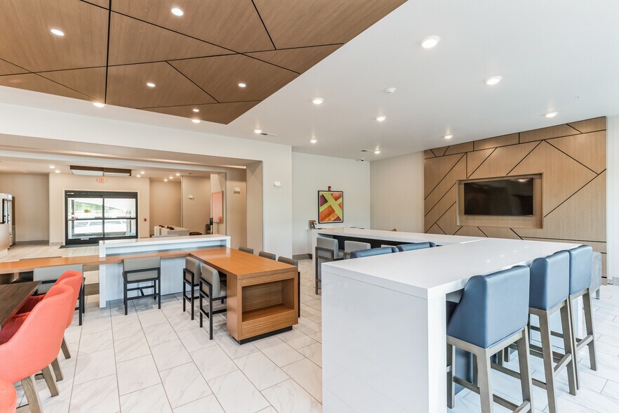 More Photos Of 4 Reynolds Mountain Blvd, Asheville Hotel For Sale