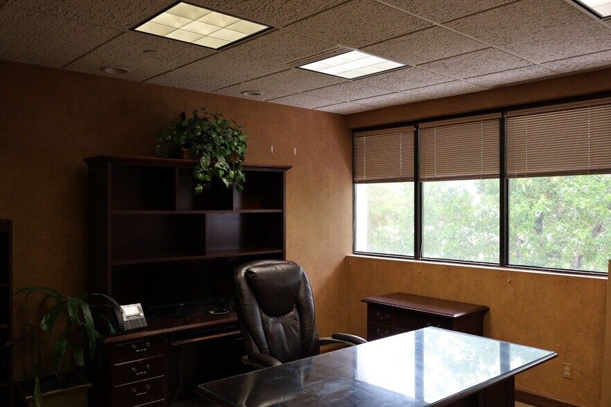 More Photos Of 1615 Forum Pl, West Palm Beach Office For Sale