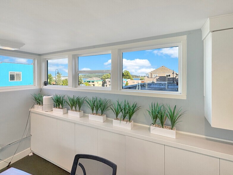 More Photos Of 740 SE Pioneer Way, Oak Harbor Office For Lease