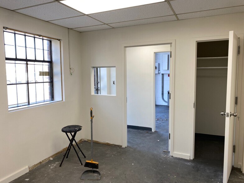 More Photos Of 181 E Industry Ct, Deer Park Warehouse For Lease