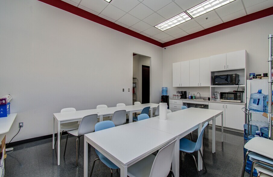 More Photos Of 9330 Kirby Dr, Houston Research And Development For Lease