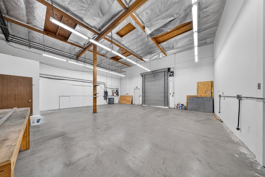 More Photos Of 21358 Nordhoff St, Chatsworth Light Distribution For Lease