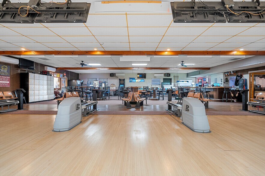 More Photos Of 326 Main St, Wausaukee Bowling Alley For Sale