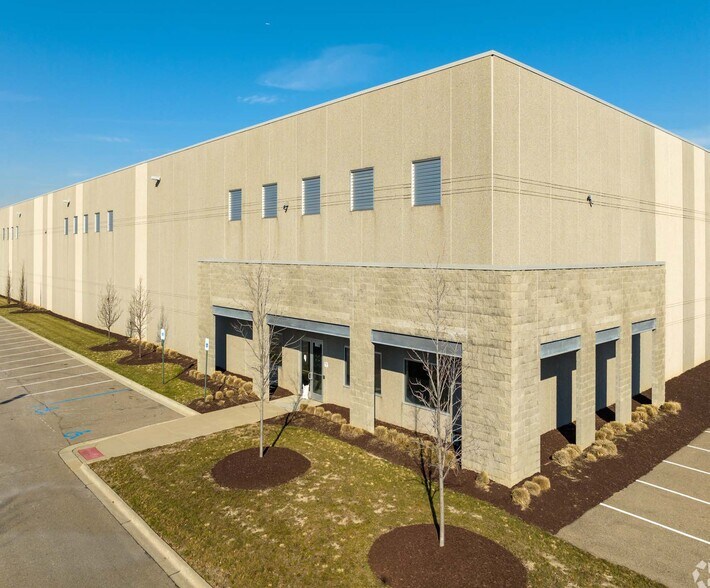 More Photos Of 12600 Oakland Park Blvd, Highland Park Warehouse For Lease