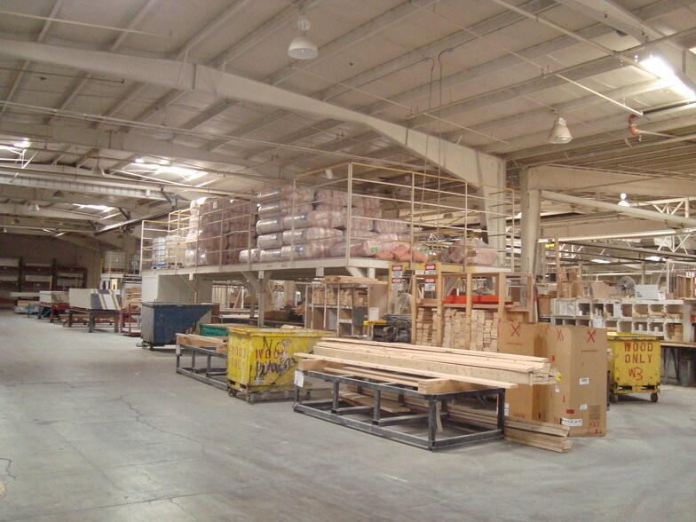 More Photos Of 20495 Murray Rd, Bend Warehouse For Lease