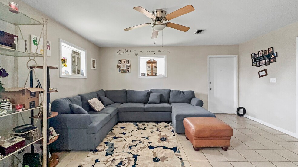 More Photos Of 300 S Cedar St, Crockett Apartments For Sale