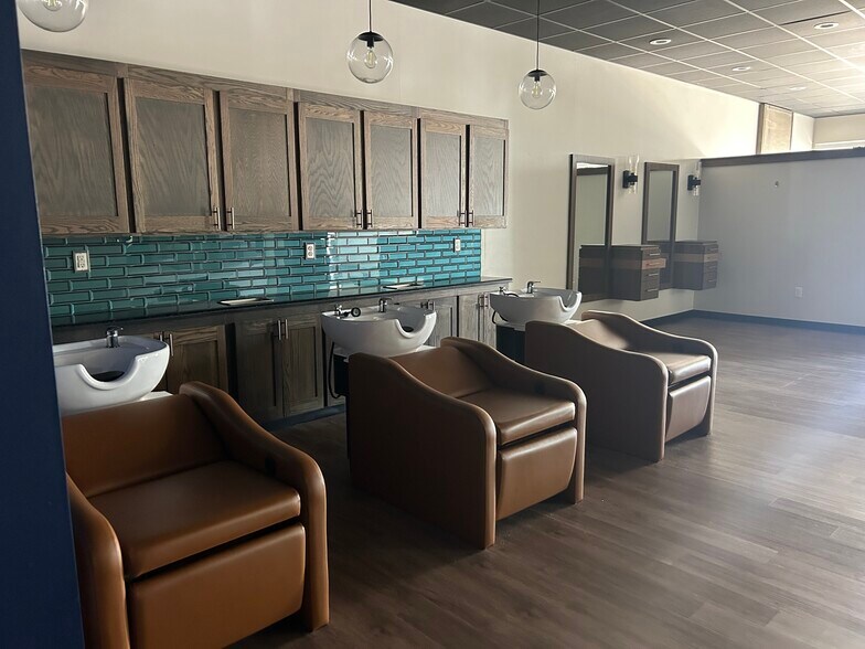More Photos Of 338 S Andover Rd, Andover General Retail For Lease