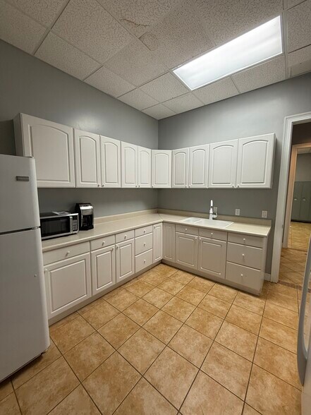 More Photos Of 1474 Rail Head Blvd, Naples Showroom For Lease