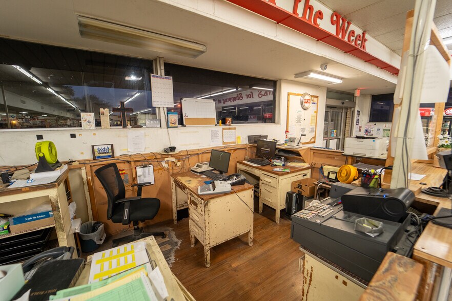 More Photos Of 1302 E Crestwood Dr, Victoria Storefront For Sale