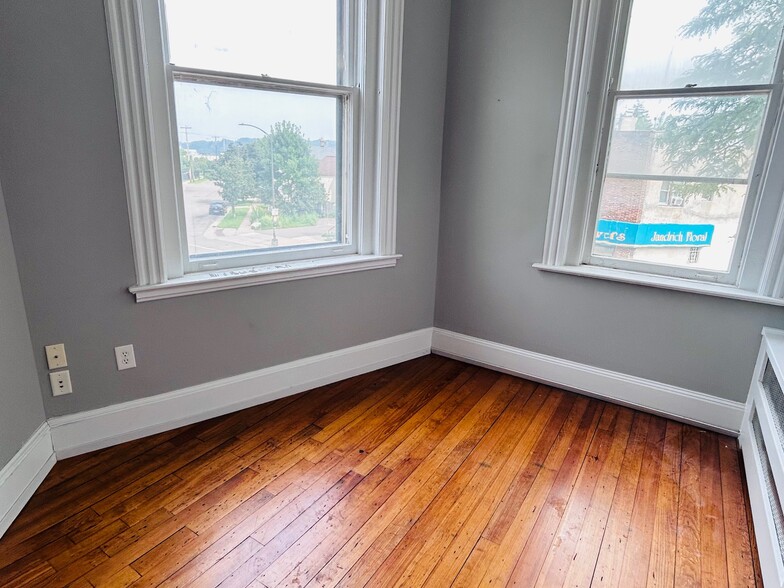 More Photos Of 961-965 7th St W, Saint Paul Storefront For Lease