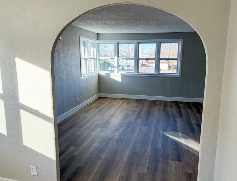 More Photos Of 11 N Walnut St, Iola Apartments For Sale