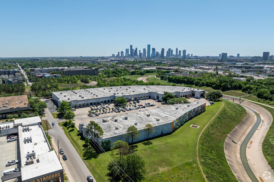 More Photos Of 600-650 W 6th St, Houston Warehouse For Lease