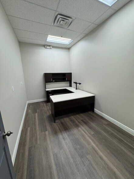 More Photos Of 10581 Ulmerton Rd, Largo Unknown For Lease