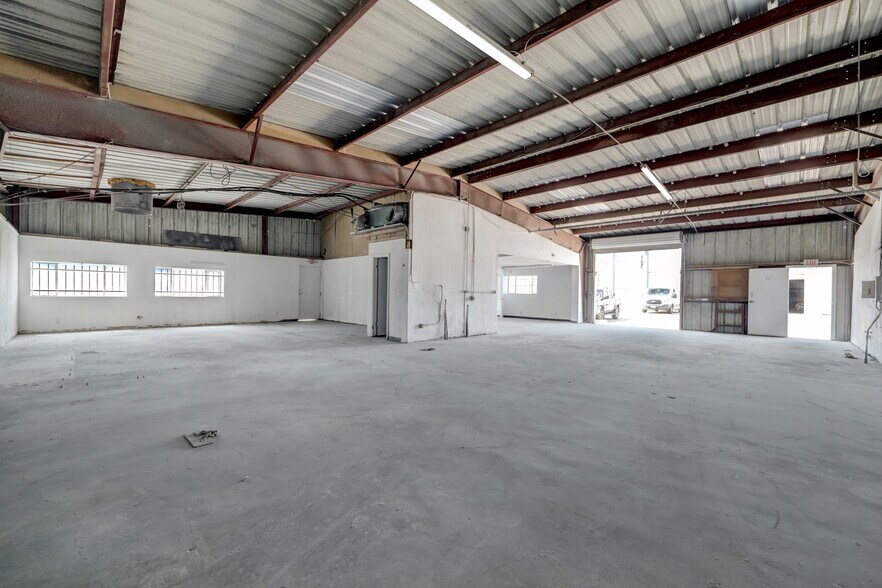 More Photos Of 10207 Market St, Houston Warehouse For Lease