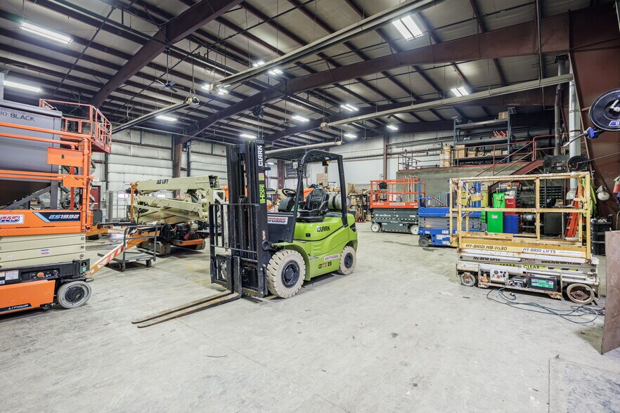 More Photos Of 63 Pixley Industrial Pky, Rochester Warehouse For Lease