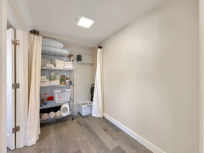 More Photos Of 624 Fleet St, Brookings Office For Sale