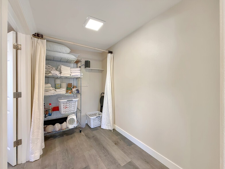 More Photos Of 624 Fleet St, Brookings Office For Sale