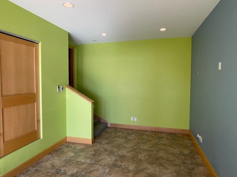 More Photos Of 4030-4032 Shoreline Dr, Spring Park Storefront Retail Office For Lease