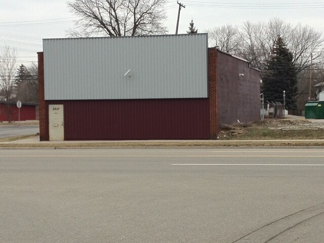 Primary Photo Of 3907 S Saginaw St, Flint Freestanding For Sale